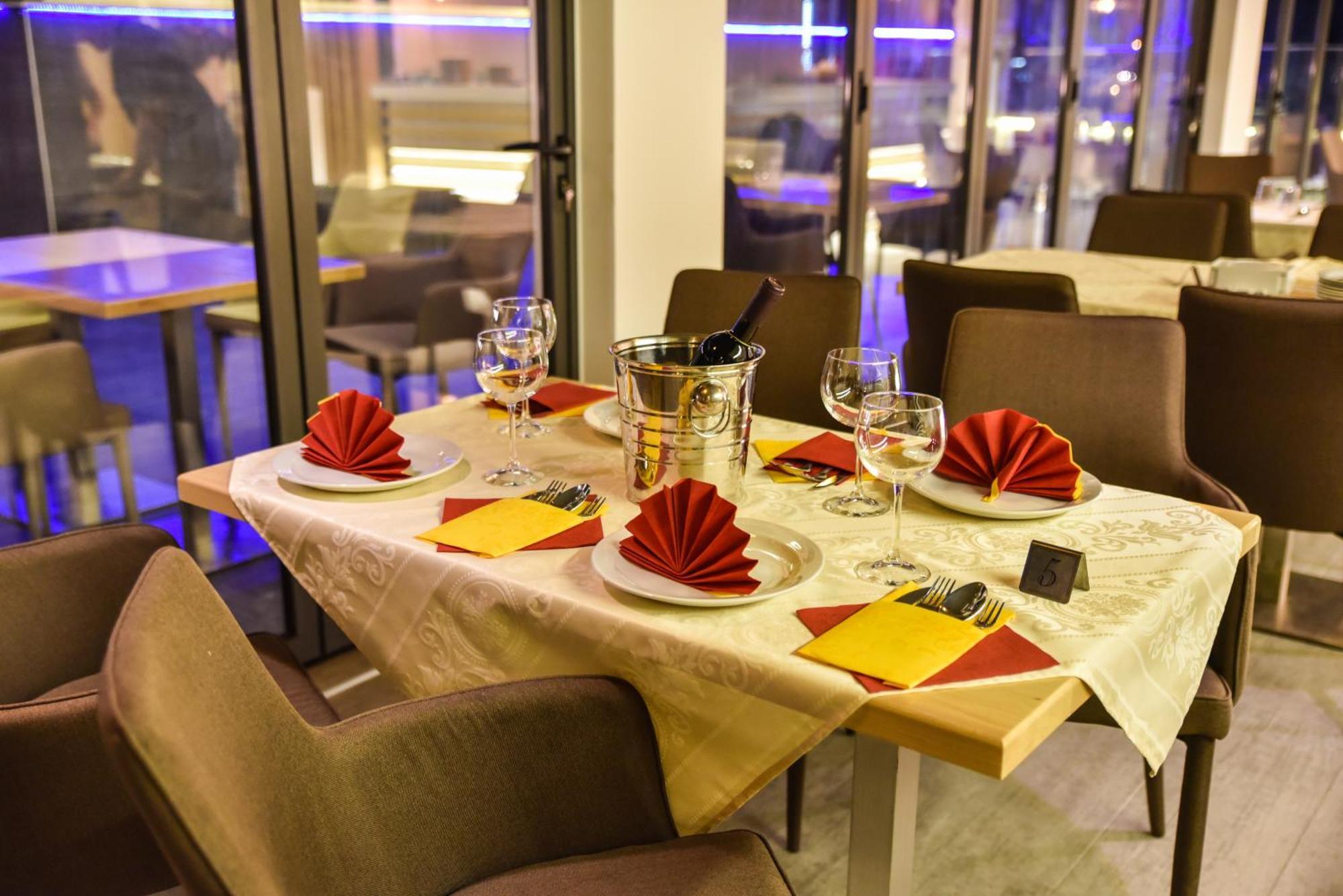Hotel Evropa Ulcinj Ngoại thất bức ảnh